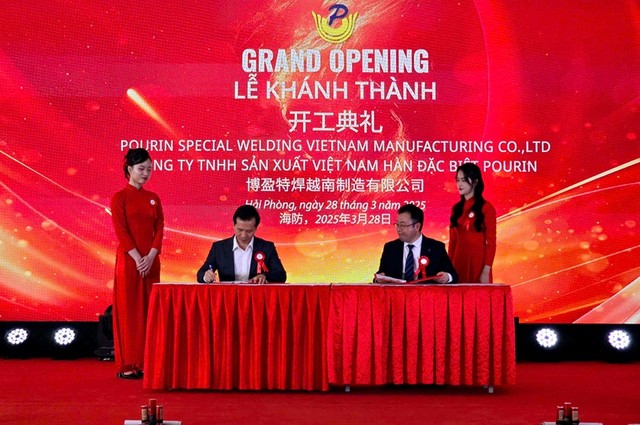 Ông Li Xiao Dong, Tổng giám đốc Công ty Pourin Việt Nam (phải) ký kết hợp đồng mua đất giai đoạn 2 với ông Nguyễn Thành Phương, Tổng giám đốc Tập đoàn Sao Đỏ (trái). Ảnh: Thanh Sơn Ông Li Xiao Dong, Tổng giám đốc Công ty Pourin Việt Nam (phải) ký kết hợp đồng mua đất giai đoạn 2 với ông Nguyễn Thành Phương, Tổng giám đốc Tập đoàn Sao Đỏ (trái). Ảnh: Thanh Sơn