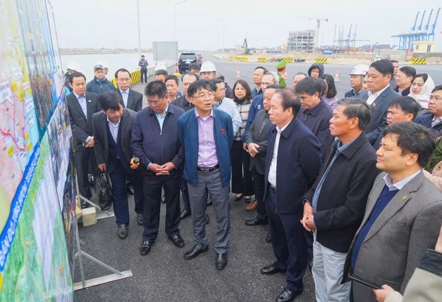 Đoàn công tác Ủy ban Kinh tế của Quốc hội và lãnh đạo Thành phố Hải Phòng trong chuyến đi khảo sát thực tế dự án đầu tư xây dựng tuyến đường sắt Lào Cai - Hà Nội - Hải Phòng tại vị trí Ga đường sắt Cảng Lạch Huyện tháng 2/2025 Đoàn công tác Ủy ban Kinh tế của Quốc hội và lãnh đạo Thành phố Hải Phòng trong chuyến đi khảo sát thực tế dự án đầu tư xây dựng tuyến đường sắt Lào Cai - Hà Nội - Hải Phòng tại vị trí Ga đường sắt Cảng Lạch Huyện tháng 2/2025