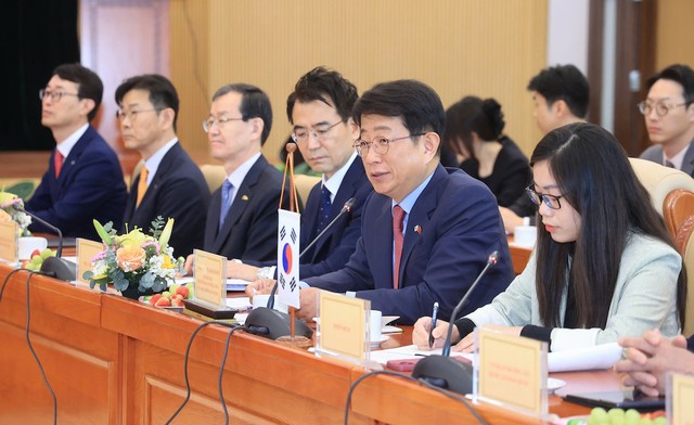 Ông Nguyễn Quốc Hưng, Cục trưởng Cục Quản lý, giám sát chính sách thuế, phí và lệ phí (Bộ Tài chính) Bộ trưởng Park Sangwoo nói, Hàn Quốc sẵn sàng hỗ trợ Việt Nam nội địa hóa, tiến tới làm chủ công nghệ đường sắt tốc độ cao. Ông Nguyễn Quốc Hưng, Cục trưởng Cục Quản lý, giám sát chính sách thuế, phí và lệ phí (Bộ Tài chính) Bộ trưởng Park Sangwoo nói, Hàn Quốc sẵn sàng hỗ trợ Việt Nam nội địa hóa, tiến tới làm chủ công nghệ đường sắt tốc độ cao.