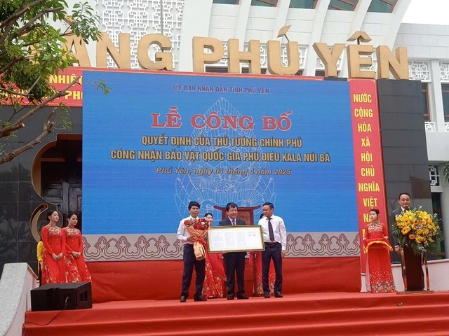 Lãnh đạo tỉnh Phú Yên trao Quyết định của Thủ tướng công nhận bảo vật quốc gia Phù điêu Kala Núi Bà. Lãnh đạo tỉnh Phú Yên trao Quyết định của Thủ tướng công nhận bảo vật quốc gia Phù điêu Kala Núi Bà.