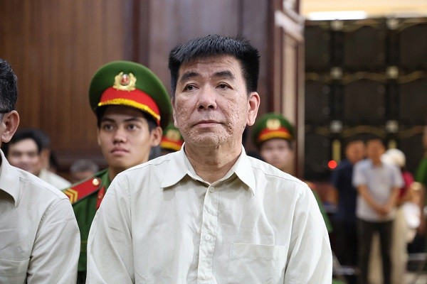 Bị cáo Lê Quang Bình bị phạt tổng hợp mức án 30 năm tù về 3 tội danh. Bị cáo Lê Quang Bình bị phạt tổng hợp mức án 30 năm tù về 3 tội danh.