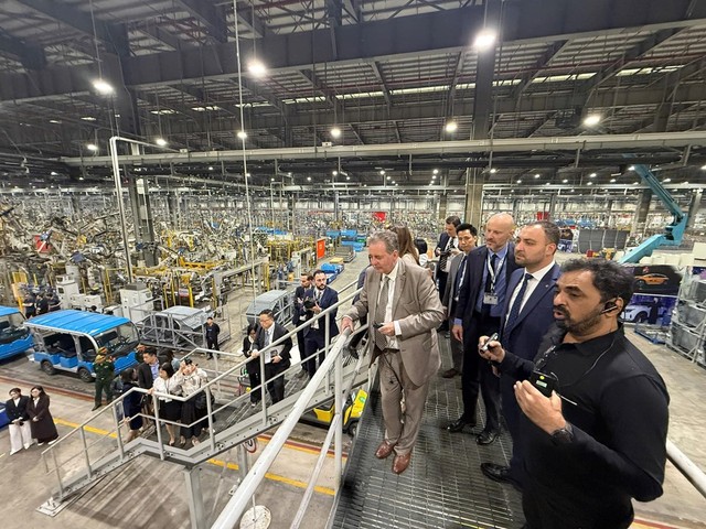 Đoàn Bộ trưởng - Thủ hiến Chính phủ vùng thủ đô Brussels cùng các lãnh đạo tập đoàn, doanh nghiệp đến thăm và làm việc tại nhà máy sản xuất ô tô Vinfast Đoàn Bộ trưởng - Thủ hiến Chính phủ vùng thủ đô Brussels cùng các lãnh đạo tập đoàn, doanh nghiệp đến thăm và làm việc tại nhà máy sản xuất ô tô Vinfast