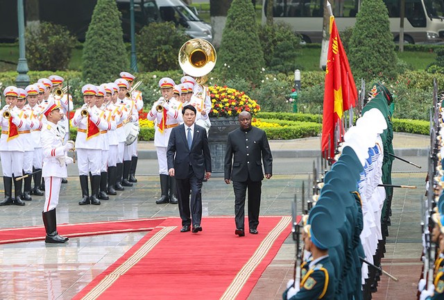 Hai nhà Lãnh đạo duyệt Đội danh dự Quân đội nhân dân Việt Nam. Hai nhà Lãnh đạo duyệt Đội danh dự Quân đội nhân dân Việt Nam.