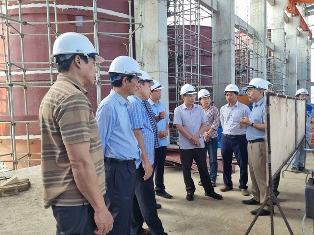 Lãnh đạo Ban Quản lý Khu kinh tế Nam Phú Yên trong chuyến thăm công trường Dự án Nhà máy sản xuất giấy của Công ty cổ phần giấy Hoàng Hà Phú Yên. Ảnh: Thanh Hảo. Lãnh đạo Ban Quản lý Khu kinh tế Nam Phú Yên trong chuyến thăm công trường Dự án Nhà máy sản xuất giấy của Công ty cổ phần giấy Hoàng Hà Phú Yên. Ảnh: Thanh Hảo.