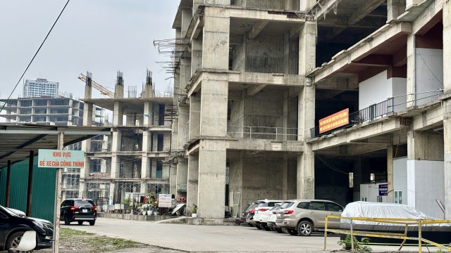 Bên trong dự án vắng bóng công nhân, dù thời điểm phóng viên chụp bức ảnh là trong giờ hành chính của một ngày làm việc bình thường. Thậm chí, số lượng xe ô tô được gửi tại đây còn nhiều hơn số người đang hiện diện tại công trình.