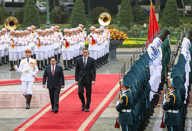 Thủ tướng Chính phủ Phạm Minh Chính và Thủ tướng Vương quốc Tây Ban Nha Pedro Sánchez duyệt Đội Danh dự Quân đội nhân dân Việt Nam. Thủ tướng Chính phủ Phạm Minh Chính và Thủ tướng Vương quốc Tây Ban Nha Pedro Sánchez duyệt Đội Danh dự Quân đội nhân dân Việt Nam.