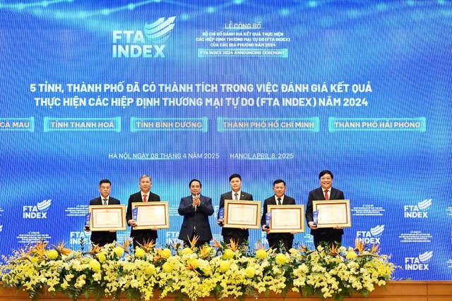 Thủ tướng Phạm Minh Chính tặng Bằng khen cho các địa phương có thành tích trong việc thực hiện các FTA năm 2024.