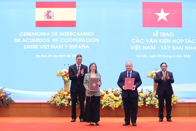 Thủ tướng Phạm Minh Chính và Thủ tướng Vương quốc Tây Ban Nha Pedro Sanchez chứng kiến lễ trao Nghị định thư khung về Hợp tác tài chính giữa Chính phủ Việt Nam và Chính phủ Tây Ban Nha. Thủ tướng Phạm Minh Chính và Thủ tướng Vương quốc Tây Ban Nha Pedro Sanchez chứng kiến lễ trao Nghị định thư khung về Hợp tác tài chính giữa Chính phủ Việt Nam và Chính phủ Tây Ban Nha.