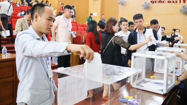 Nhà đầu tư bỏ phiếu trả giá đất. Ảnh: UBND huyện Quốc Oai Nhà đầu tư bỏ phiếu trả giá đất. Ảnh: UBND huyện Quốc Oai