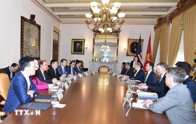 Phó Thủ tướng Hồ Đức Phớc thảo luận với Đại diện Thương mại Mỹ Jamieson Greer. (Ảnh: TTXVN) Phó Thủ tướng Hồ Đức Phớc thảo luận với Đại diện Thương mại Mỹ Jamieson Greer. (Ảnh: TTXVN)