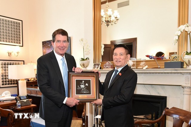 Phó Thủ tướng Hồ Đức Phớc tặng quà lưu niệm cho Thượng nghị sỹ Bill Hagerty. (Ảnh: TTXVN) Phó Thủ tướng Hồ Đức Phớc tặng quà lưu niệm cho Thượng nghị sỹ Bill Hagerty. (Ảnh: TTXVN)