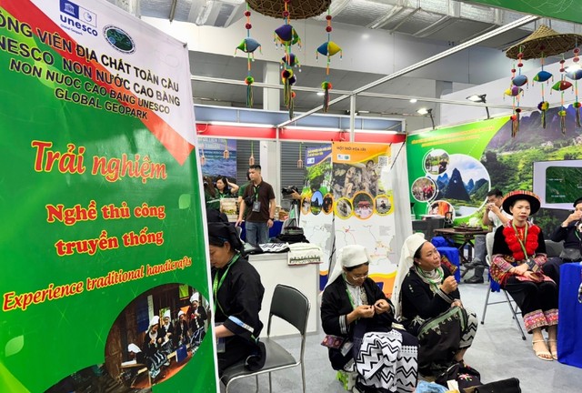 Người dân và du khách đến gian hàng Cao Bằng sẽ được trải nghiệm nghề thủ công truyền thống. Ảnh: Hồng Hạnh. Người dân và du khách đến gian hàng Cao Bằng sẽ được trải nghiệm nghề thủ công truyền thống. Ảnh: Hồng Hạnh.