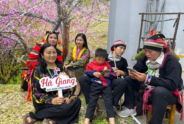 Gian hàng quảng bá du lịch Hà Giang hấp dẫn du khách đến check-in. Ảnh: Hồng Hạnh. Gian hàng quảng bá du lịch Hà Giang hấp dẫn du khách đến check-in. Ảnh: Hồng Hạnh.