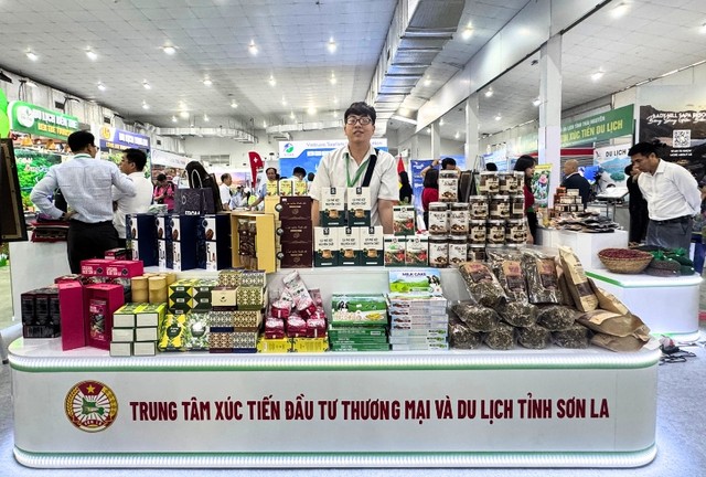 Gian hàng của Trung tâm Xúc tiến Đầu tư Thương mại và Du lịch tỉnh Sơn La. Ảnh: Hồng Hạnh Gian hàng của Trung tâm Xúc tiến Đầu tư Thương mại và Du lịch tỉnh Sơn La. Ảnh: Hồng Hạnh