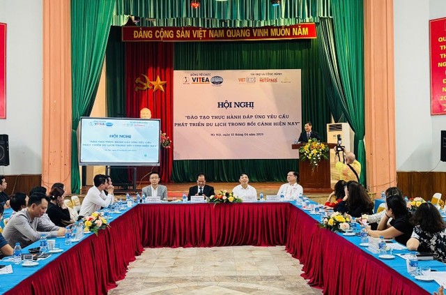 Toàn cảnh Hội nghị Đào tạo thực hành đáp ứng yêu cầu phát triển du lịch trong bối cảnh hiện nay. Ảnh: Linh Nguyễn Toàn cảnh Hội nghị Đào tạo thực hành đáp ứng yêu cầu phát triển du lịch trong bối cảnh hiện nay. Ảnh: Linh Nguyễn