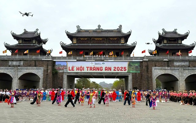Hơn 700 nghệ sĩ, diễn viên biểu diễn trong Lễ hội Tràng An 2025. Hơn 700 nghệ sĩ, diễn viên biểu diễn trong Lễ hội Tràng An 2025.