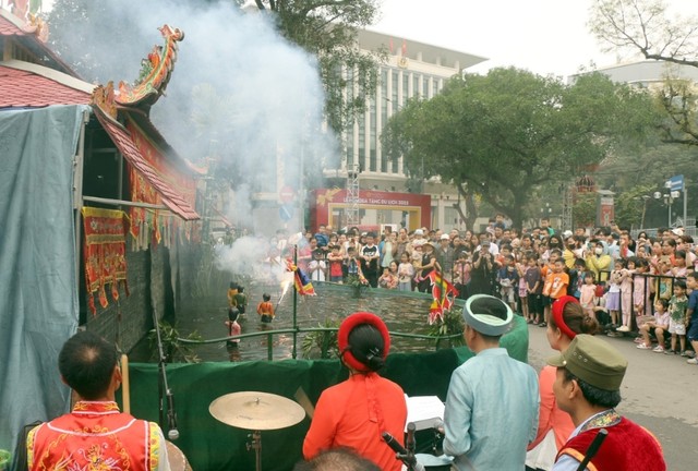 Biểu diễn múa rối nước tại lễ hội.