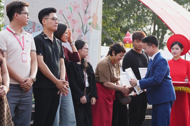 Ông Trần Trung Hiếu đại diện Ban tổ chức tặng Giấy khen cho các đơn vị có nhiều đóng góp cho sự thành công của Lễ hội. Ông Trần Trung Hiếu đại diện Ban tổ chức tặng Giấy khen cho các đơn vị có nhiều đóng góp cho sự thành công của Lễ hội.