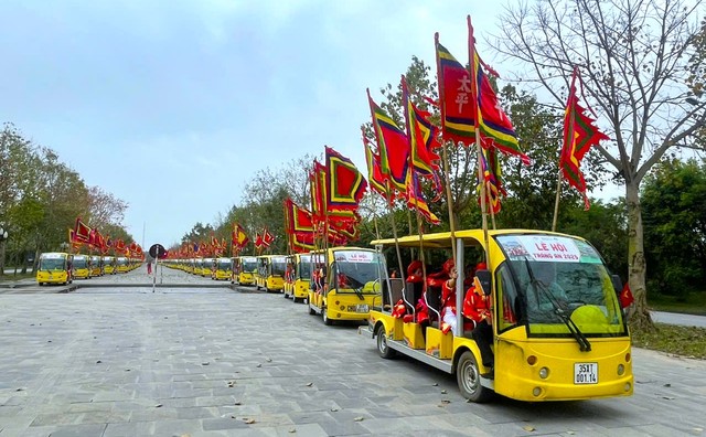 Ban tổ chức huy động hơn 100 chiếc xe điện để phục vụ đoàn rước Rồng. Ban tổ chức huy động hơn 100 chiếc xe điện để phục vụ đoàn rước Rồng.