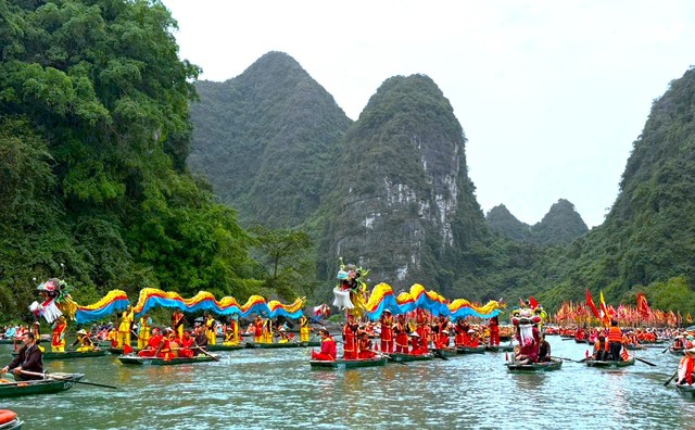 Rước thuyền rồng trong Lễ hội Tràng An 2025. Rước thuyền rồng trong Lễ hội Tràng An 2025.