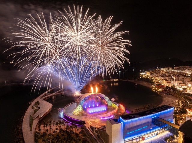 Sun Entertainment &amp; Hospitality Group có nhiều sản phẩm du lịch nổi bật tại Nam đảo Phú Quốc, trong đó có show Kiss of the Sea và bắn pháo hoa hàng đêm