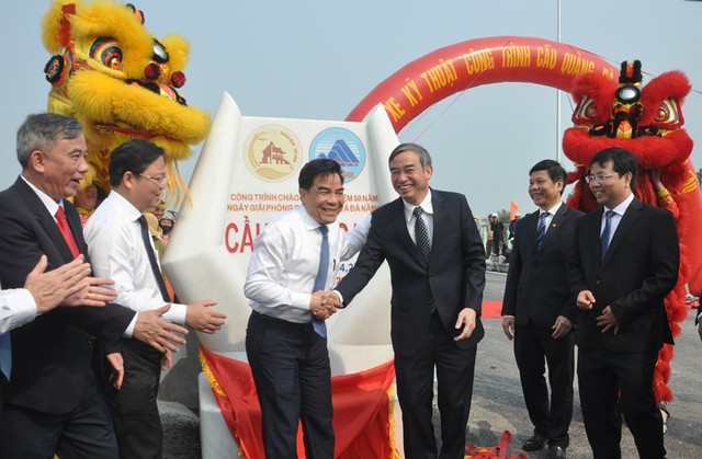 Chủ tịch thành phố Đà Nẵng, ông Lê Trung Chinh và Chủ tịch tỉnh Quảng Nam, ông Lê Văn Dũng tại lễ thông xe cầu Quảng Đà.