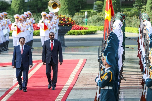 Hai Thủ tướng duyệt Đội danh dự Quân đội Nhân dân Việt Nam. Hai Thủ tướng duyệt Đội danh dự Quân đội Nhân dân Việt Nam.