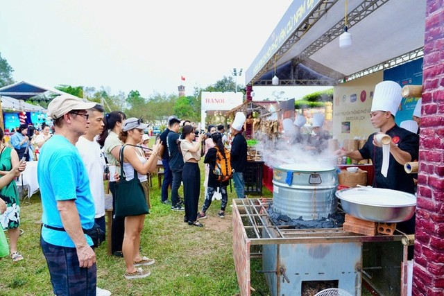 Đông đảo người dân và du khách được trải nghiệm các không gian phở Việt. Đông đảo người dân và du khách được trải nghiệm các không gian phở Việt.