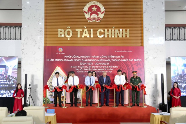 Lễ cắt băng khánh thành dự án mở rộng trụ sở làm việc cơ quan Bộ Tài chính được tiến hành đồng thời với lễ cắt băng khởi công và khánh thành 80 công trình - dự án trọng điểm trên cả nước. Lễ cắt băng khánh thành dự án mở rộng trụ sở làm việc cơ quan Bộ Tài chính được tiến hành đồng thời với lễ cắt băng khởi công và khánh thành 80 công trình - dự án trọng điểm trên cả nước.
