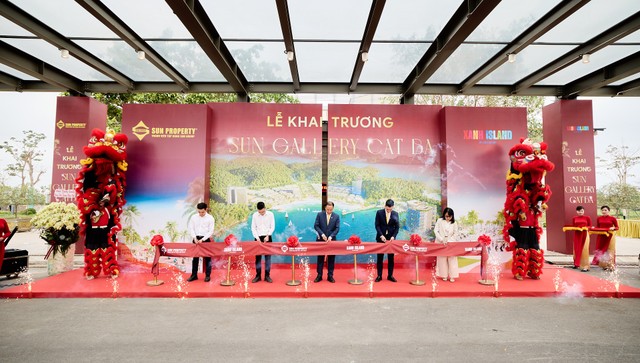 Lễ khai trương trương Văn phòng bán hàng và trưng bày Sun Gallery Cat Ba (Ảnh: Ánh Dương) Lễ khai trương trương Văn phòng bán hàng và trưng bày Sun Gallery Cat Ba (Ảnh: Ánh Dương)