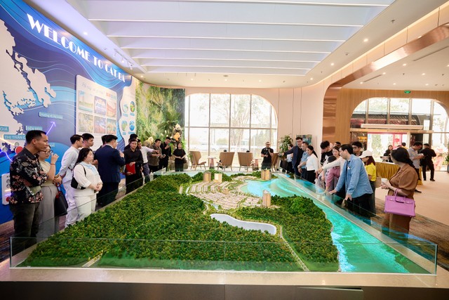 Khách tham quan ngắm toàn cảnh dự án Thành phố Vịnh trung tâm Xanh Island qua sa bàn hiện đại (Ảnh: Ánh Dương) Khách tham quan ngắm toàn cảnh dự án Thành phố Vịnh trung tâm Xanh Island qua sa bàn hiện đại (Ảnh: Ánh Dương)