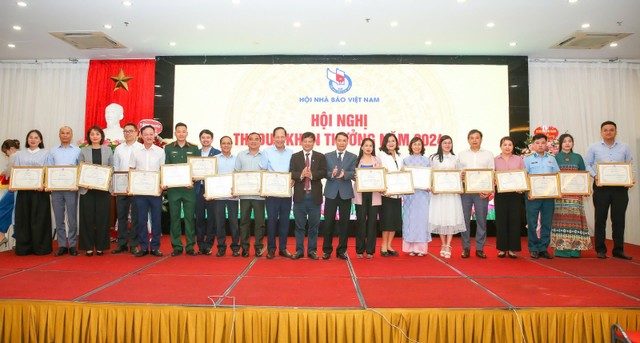 Ông Nguyễn Đức Lợi, Phó Chủ tịch Thường trực Hội Nhà báo Việt Nam và ông Trần Trọng Dũng, Phó Chủ tịch Hội Nhà báo Việt Nam trao tặng bằng khen cho các tập thể và cá nhân có những đóng góp nổi bật trong hoạt động nghiệp vụ và xây dựng Hội trong năm 2024. Ảnh: Sơn Hải.