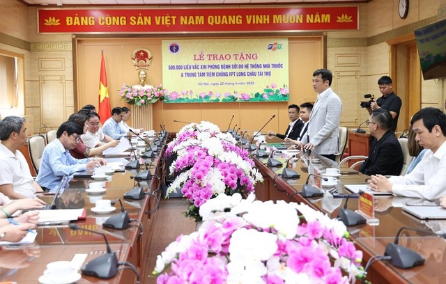 Tổng giám đốc Tập đoàn FPT Nguyễn Văn Khoa phát biểu tại lễ trao tặng