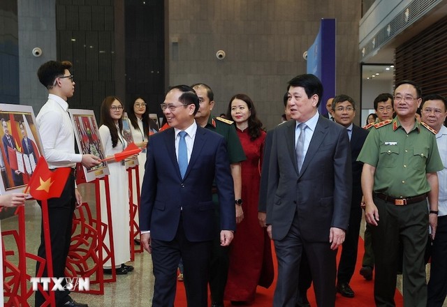 Chủ tịch nước Lương Cường và Phó thủ tướng, Bộ trưởng Bộ Ngoại giao Bùi Thanh Sơn dự Hội thảo quốc tế “50 năm Thống nhất đất nước: Vai trò kiến tạo của Ngoại giao trong lịch sử và hiện tại”. Ảnh: TTXVN Chủ tịch nước Lương Cường và Phó thủ tướng, Bộ trưởng Bộ Ngoại giao Bùi Thanh Sơn dự Hội thảo quốc tế “50 năm Thống nhất đất nước: Vai trò kiến tạo của Ngoại giao trong lịch sử và hiện tại”. Ảnh: TTXVN