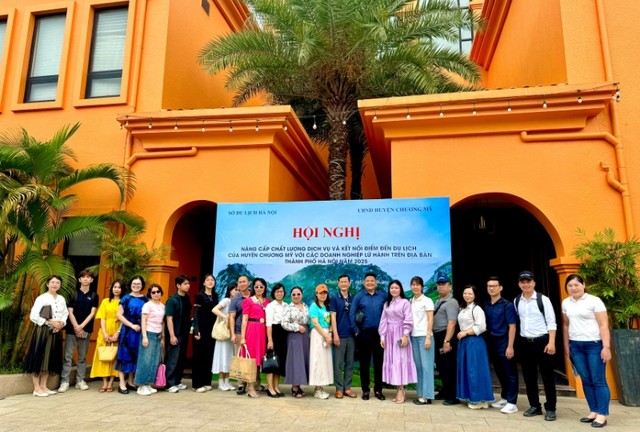 Các đại biểu chụp hình lưu niệm tại Khu nghỉ dưỡng 5 sao Wyndham Sky Lake &amp; Villas. Ảnh: Hồng Hạnh