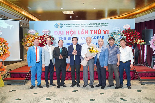 TS. Nguyễn Anh Tuấn và các ủy viên Ban Chấp hành VAFIE nhiệm kỳ VI tặng hoa chúc mừng GS-TSKH. Nguyễn Mại, Chủ tịch danh dự VAFIE.