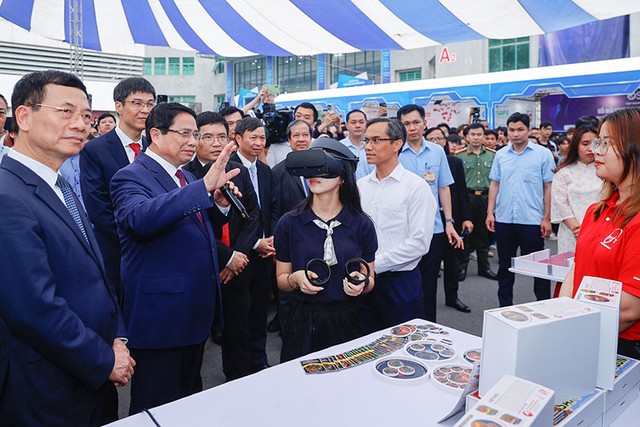 Thủ tướng thăm gian trưng bày đổi mới sáng tạo và chuyển đổi số. Thủ tướng thăm gian trưng bày đổi mới sáng tạo và chuyển đổi số.