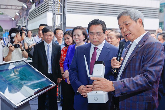 Chủ tịch Tập đoàn Công nghệ CMC Nguyễn Trung Chính giới thiệu hệ sinh thái mở trí tuệ nhân tạo C.OpenAI với Thủ tướng Chính phủ Phạm Minh Chính. Chủ tịch Tập đoàn Công nghệ CMC Nguyễn Trung Chính giới thiệu hệ sinh thái mở trí tuệ nhân tạo C.OpenAI với Thủ tướng Chính phủ Phạm Minh Chính.