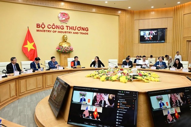 Trưởng đoàn đàm phán Chính phủ Nguyễn Hồng Diên điện đàm với Trưởng đại diện Thương mại Mỹ Jamieson L. Greer khởi động đàm phán song phương về các vấn đề thương mại, tối 23/4. Trưởng đoàn đàm phán Chính phủ Nguyễn Hồng Diên điện đàm với Trưởng đại diện Thương mại Mỹ Jamieson L. Greer khởi động đàm phán song phương về các vấn đề thương mại, tối 23/4.