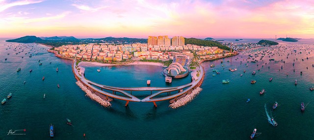 Phú Quốc là điểm đến hấp dẫn du khách trong và ngoài nước. Phú Quốc là điểm đến hấp dẫn du khách trong và ngoài nước.