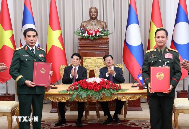 Chủ tịch nước Lương Cường và Tổng Bí thư, Chủ tịch nước Lào đã chứng kiến lễ ký và trao Ý định thư giữa Bộ Quốc phòng Việt Nam và Bộ Quốc phòng Lào. Ảnh: TTXVN