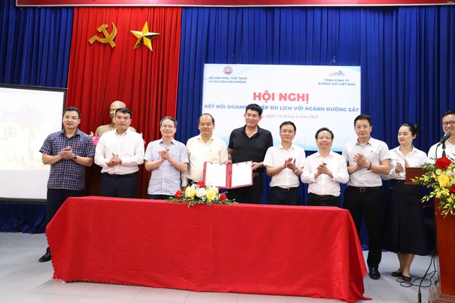 Lễ ký kết hợp tác giữa Tổng Công ty cổ phần Vận tải Đường sắt và Hiệp hội Du lịch Hải Phòng.