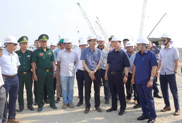 Phó thủ tướng Trần Hồng Hà kiểm tra thực địa tại Khu bến cảng Mỹ Thủy.