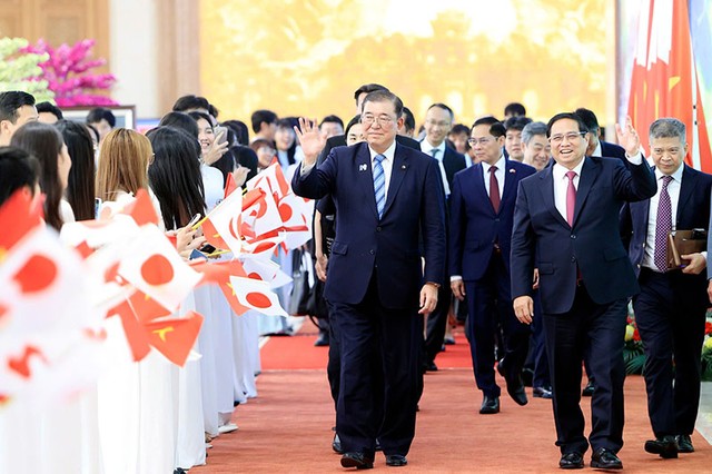 Thủ tướng Chính phủ Phạm Minh Chính và Thủ tướng Nhật Bản Ishiba Shigeru đã chứng kiến lễ trao các văn kiện hợp tác quan trọng giữa các bộ, ngành, cơ quan của hai nước. Ảnh: Đức Thanh Thủ tướng Chính phủ Phạm Minh Chính và Thủ tướng Nhật Bản Ishiba Shigeru đã chứng kiến lễ trao các văn kiện hợp tác quan trọng giữa các bộ, ngành, cơ quan của hai nước. Ảnh: Đức Thanh