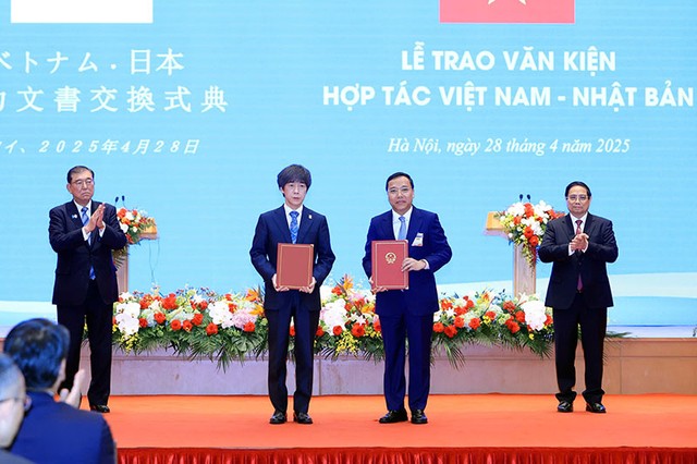 Thủ tướng Phạm Minh Chính và Thủ tướng Nhật Bản Ishiba Shigeru chứng kiến lễ trao Bản ghi nhớ hợp tác giữa Bộ Công Thương Việt Nam và Bộ Kinh tế, Thương mại và Công nghiệp Nhật Bản về việc thúc đẩy các dự án hợp tác song phương trong lĩnh vực chuyển dịch năng lượng. Ảnh: Đức Thanh Thủ tướng Phạm Minh Chính và Thủ tướng Nhật Bản Ishiba Shigeru chứng kiến lễ trao Bản ghi nhớ hợp tác giữa Bộ Công Thương Việt Nam và Bộ Kinh tế, Thương mại và Công nghiệp Nhật Bản về việc thúc đẩy các dự án hợp tác song phương trong lĩnh vực chuyển dịch năng lượng. Ảnh: Đức Thanh