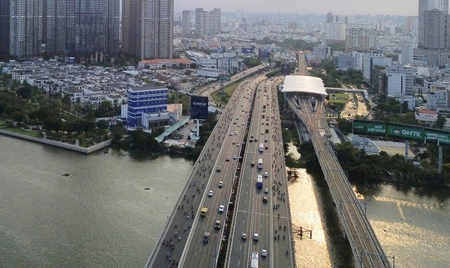 Cầu Sài Gòn 2 (bên trái), đầu tư theo phương thức BT với tổng vốn đầu tư 1.495 tỷ đồng. Dự án đưa vào khai thác năm 2013 đã giải tỏa ùn tắc giao thông cửa ngõ phía Đông Bắc của Thành phố. Cầu Sài Gòn 2 (bên trái), đầu tư theo phương thức BT với tổng vốn đầu tư 1.495 tỷ đồng. Dự án đưa vào khai thác năm 2013 đã giải tỏa ùn tắc giao thông cửa ngõ phía Đông Bắc của Thành phố.