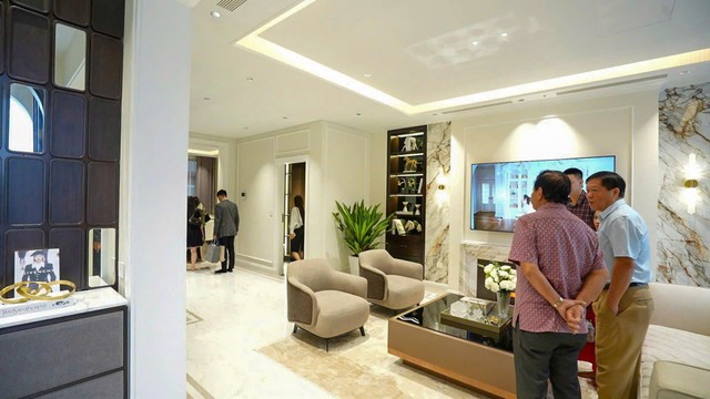 Khách tham quan trải nghiệm không gian sống sang trọng tại nhà mẫu của GIA by KITA Khách tham quan trải nghiệm không gian sống sang trọng tại nhà mẫu của GIA by KITA