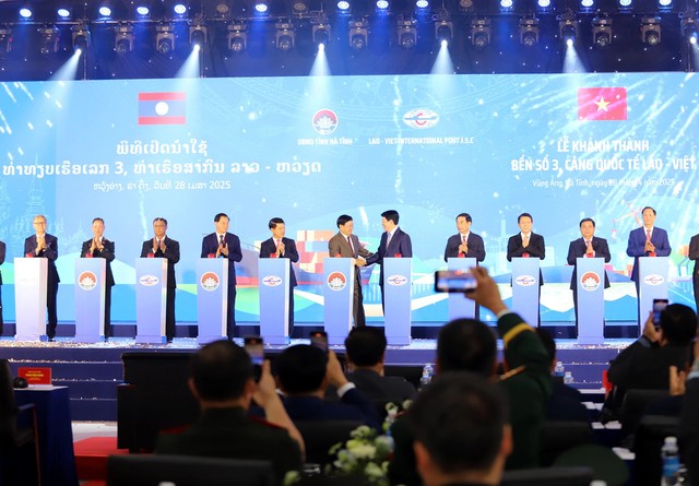 Chủ tịch nước Lương Cường và Tổng Bí thư, Chủ tịch nước Lào Thongloun Sisoulith cùng các đại biểu thực hiện nghi thức khánh thành.