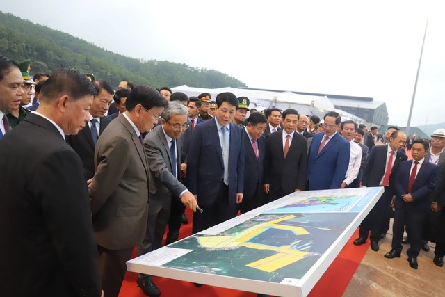 Các đại biểu tham quan dự án