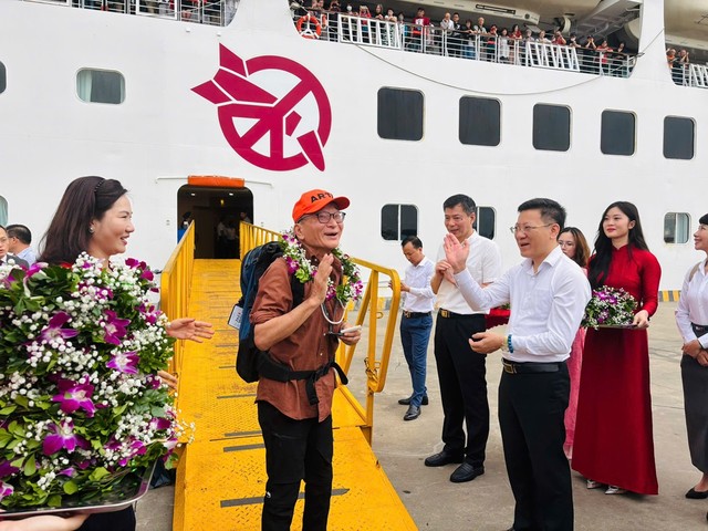 Đây là lần đầu tiên tỉnh Quảng Ninh đón đoàn khách du lịch Nhật Bản bằng tàu biển theo hình thức charter. Đây là lần đầu tiên tỉnh Quảng Ninh đón đoàn khách du lịch Nhật Bản bằng tàu biển theo hình thức charter.